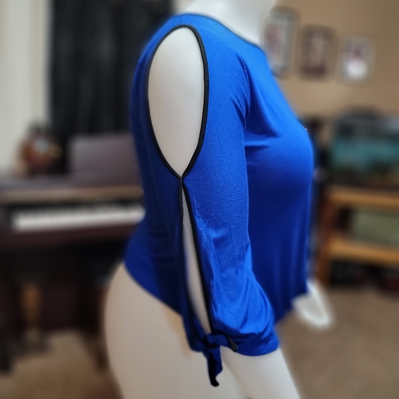 Blue open shoulder Blouse - Picture 2 of 4